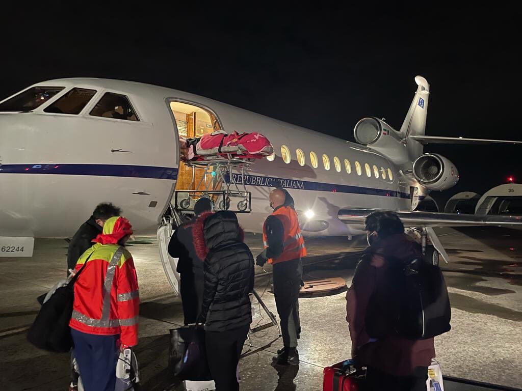 Bambina in pericolo di vita trasferita dall'aeroporto di Galatina a Roma con un Falcon dell'Aeronautica Militare Bambina in pericolo di vita trasferita dall'aeroporto di Galatina a Roma con un Falcon dell'Aeronautica Militare