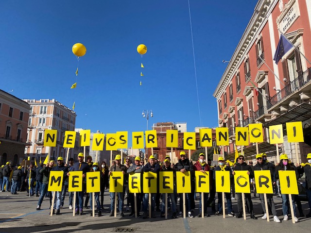 Allevatori, agricoltori e pescatori in piazza a Bari contro la guerra