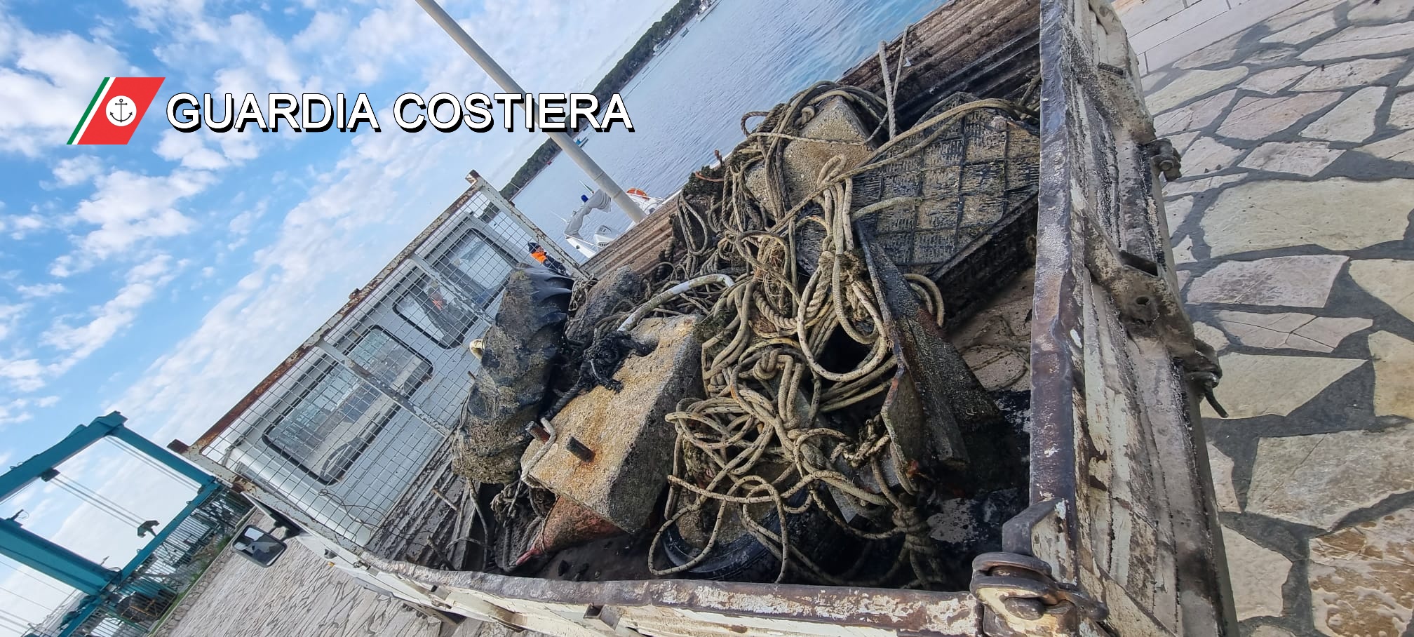 Ormeggi abusivi a Porto Cesareo, rimossi 50 corpi morti e 4 relitti