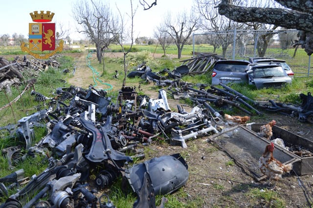 Ai domiciliari due autodemolitori abusivi scoperti a Cutrofiano dalla Polizia di stato di Galatina e Lecce
