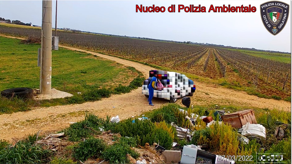 La Polizia Locale di Galatina fotografa e sanziona gli sporcaccioni