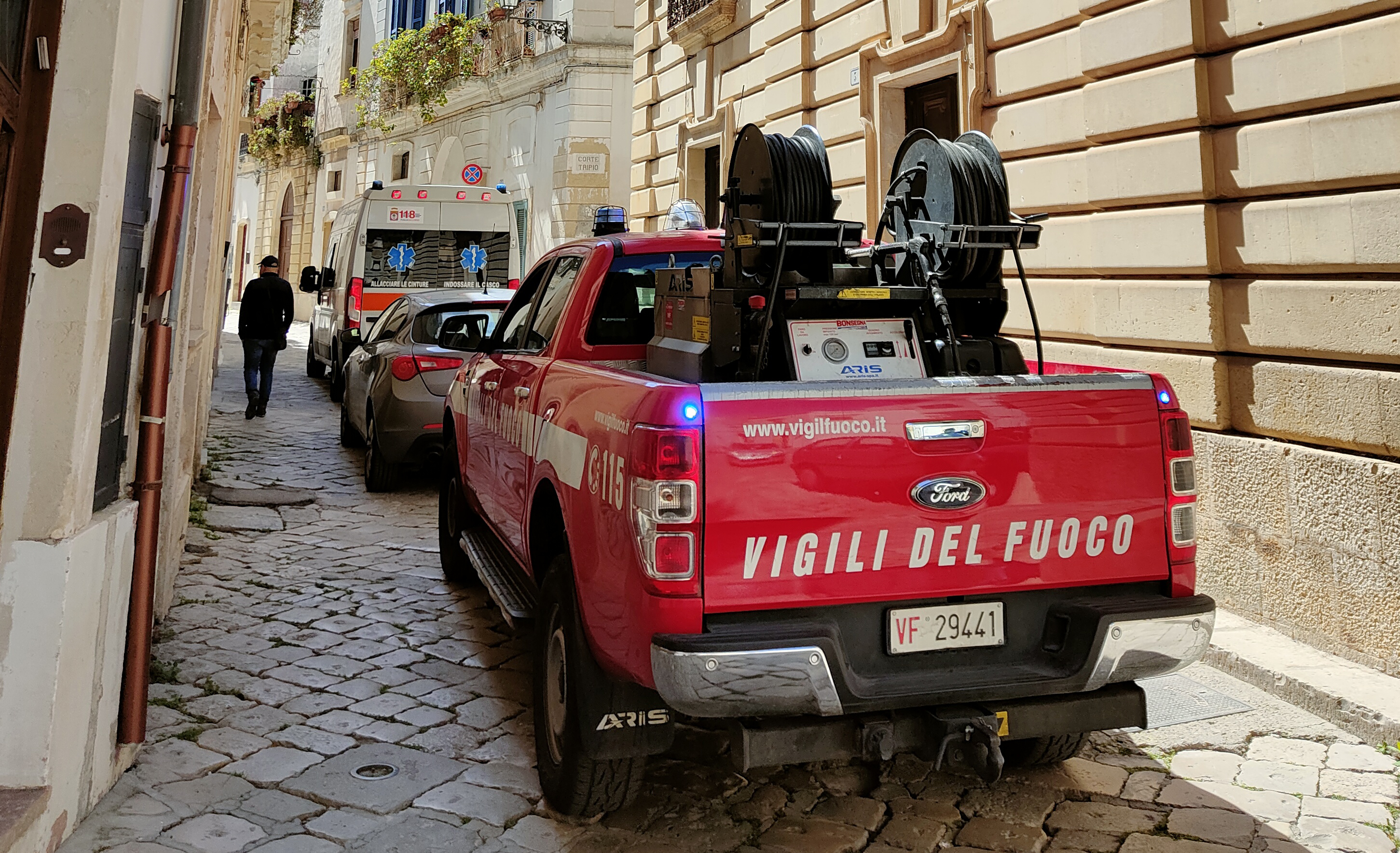 Sale sul tetto di casa per buttarsi di sotto, la Polizia lo salva