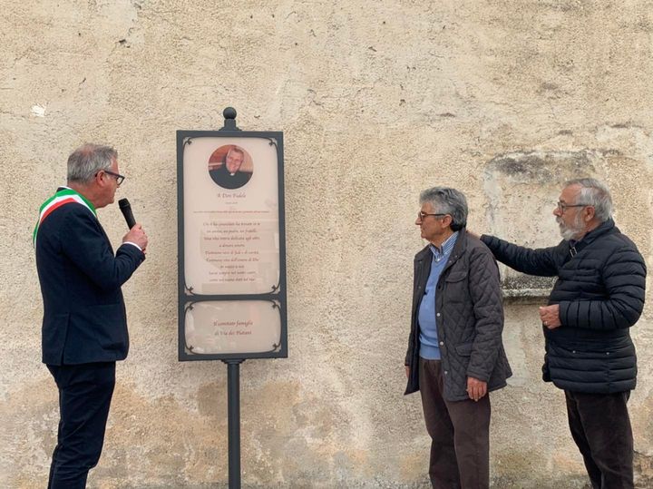 Una targa per don Fedele