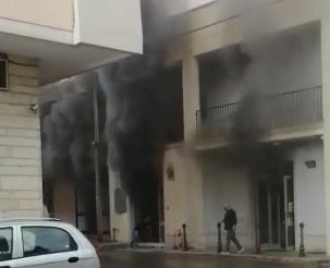 Fuoco nella Rosticceria Moscara, paura in via Roma a Galatina