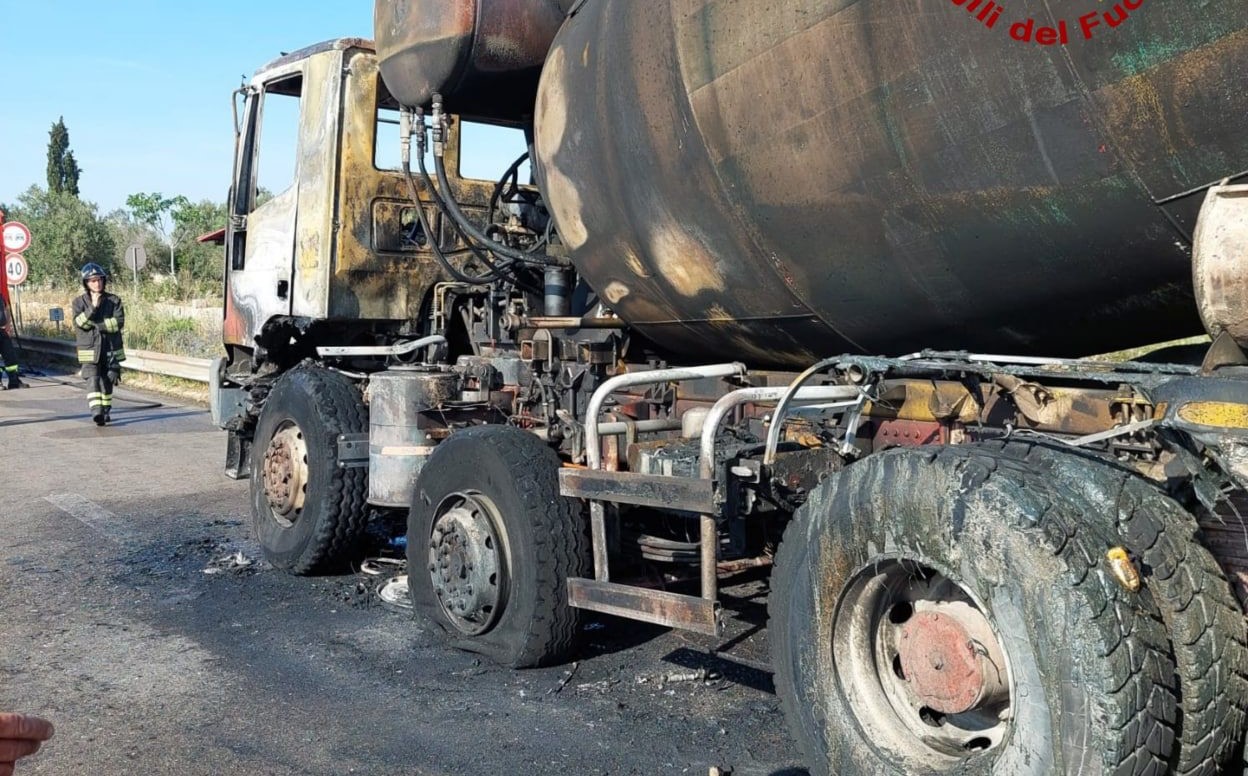 In fiamme un'autobetoniera sulla 101 nei pressi dello svincolo per Galatina Collemeto