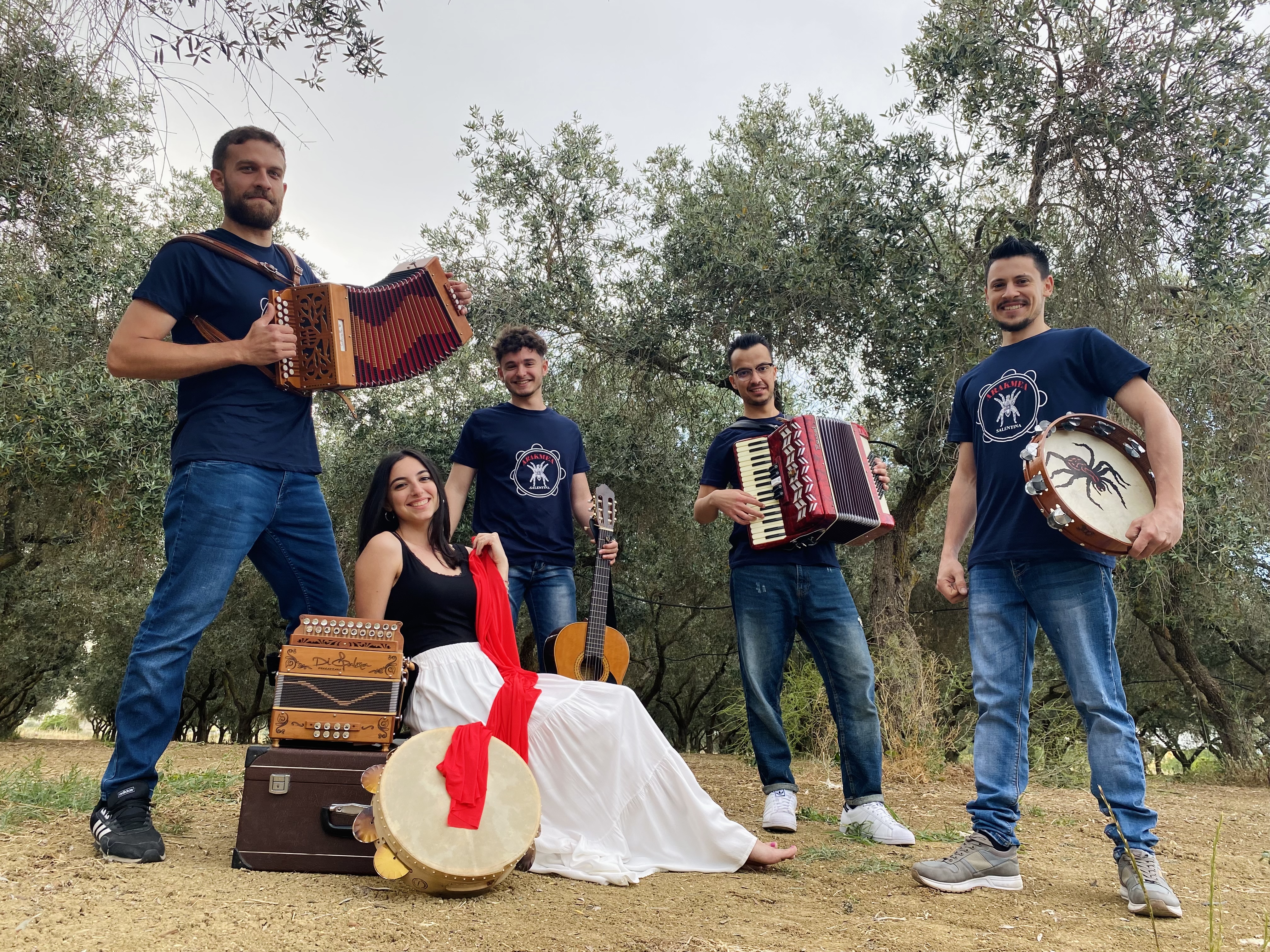 Gli "Arakmea Salentina", cinque amici che cantano, suonano, ballano, urlano, si muovono e ridono Gli "Arakmea Salentina", cinque amici che cantano, suonano, ballano, urlano, si muovono e ridono