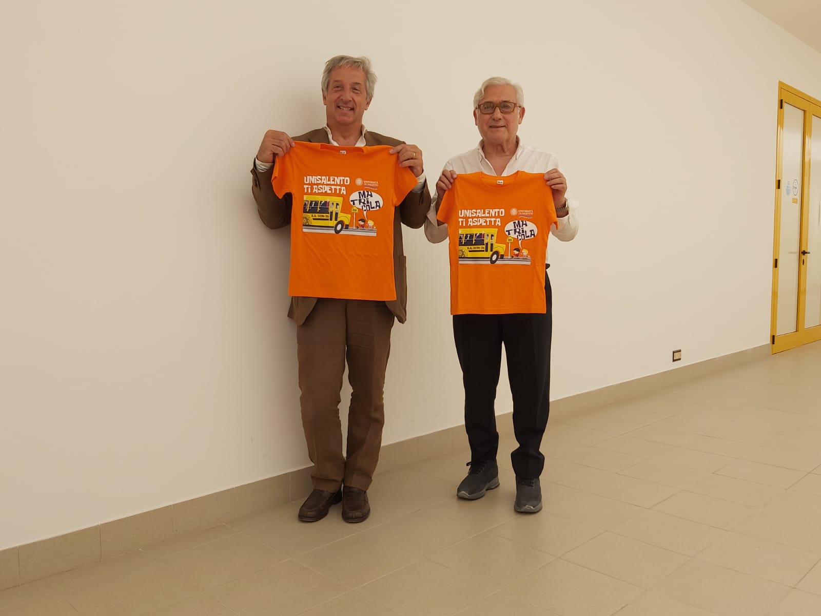 “Cosa voglio fare da grande”, i bambini del Polo 2 di Galatina ricevono la maglietta di Unisalento prodotta da Barbetta “Cosa voglio fare da grande”, i bambini del Polo 2 di Galatina ricevono la maglietta di Unisalento prodotta da Barbetta