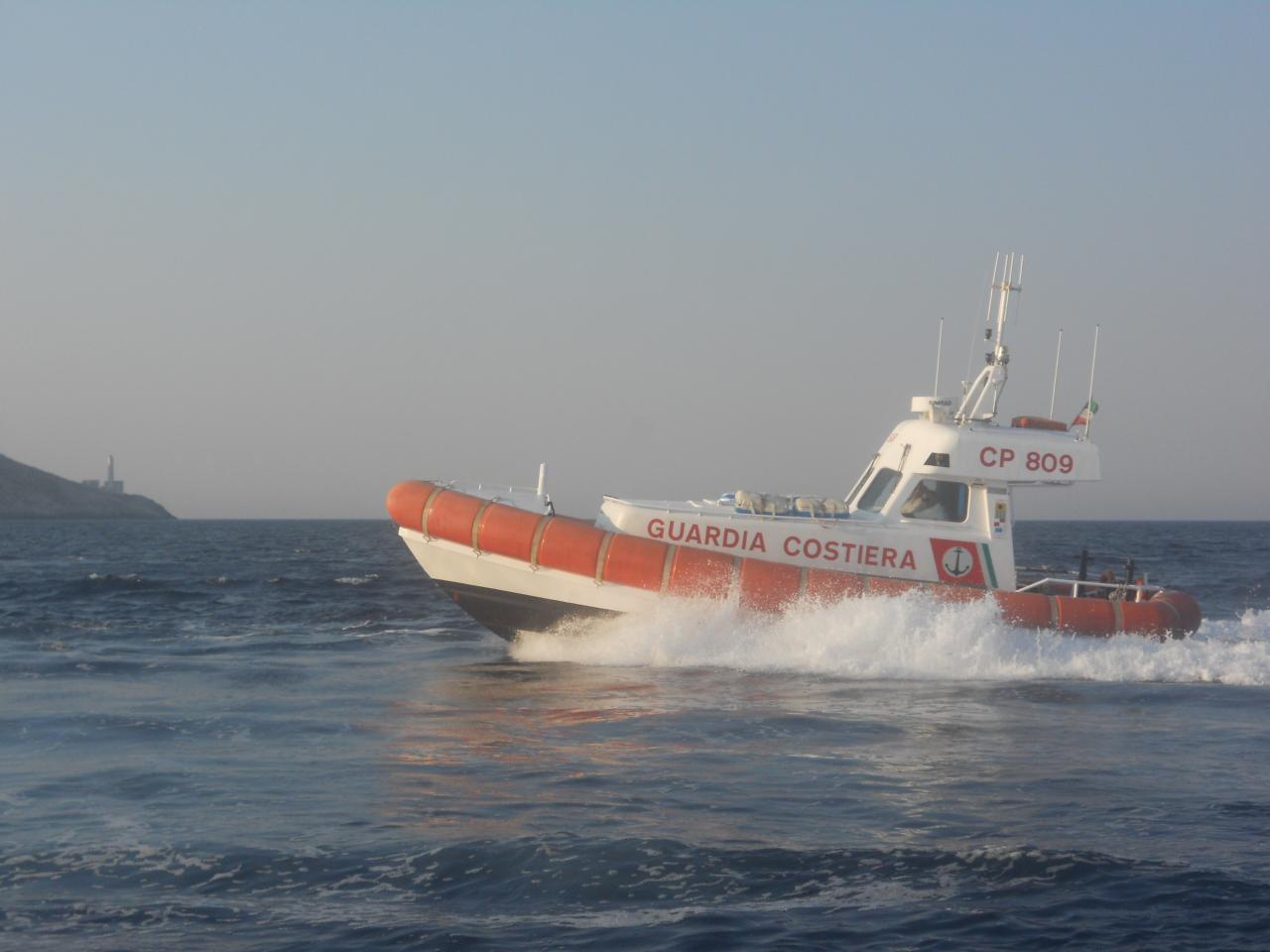 La tramontana spinge la barca verso gli scogli, interviene la Guardia Costiera di Otranto per rimorchiarla