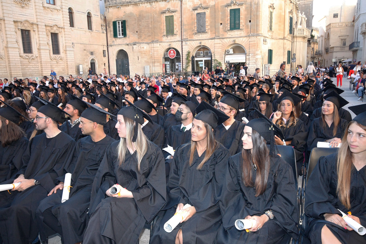 Sfilano in trecento con toga, tocco e pergamena