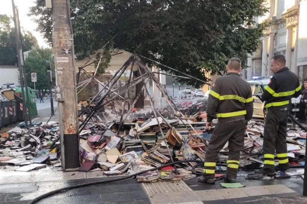 “Libri per rinascere” dal Mongolfiera Lecce alla “Bancarella del Professore” data alle fiamme a Roma