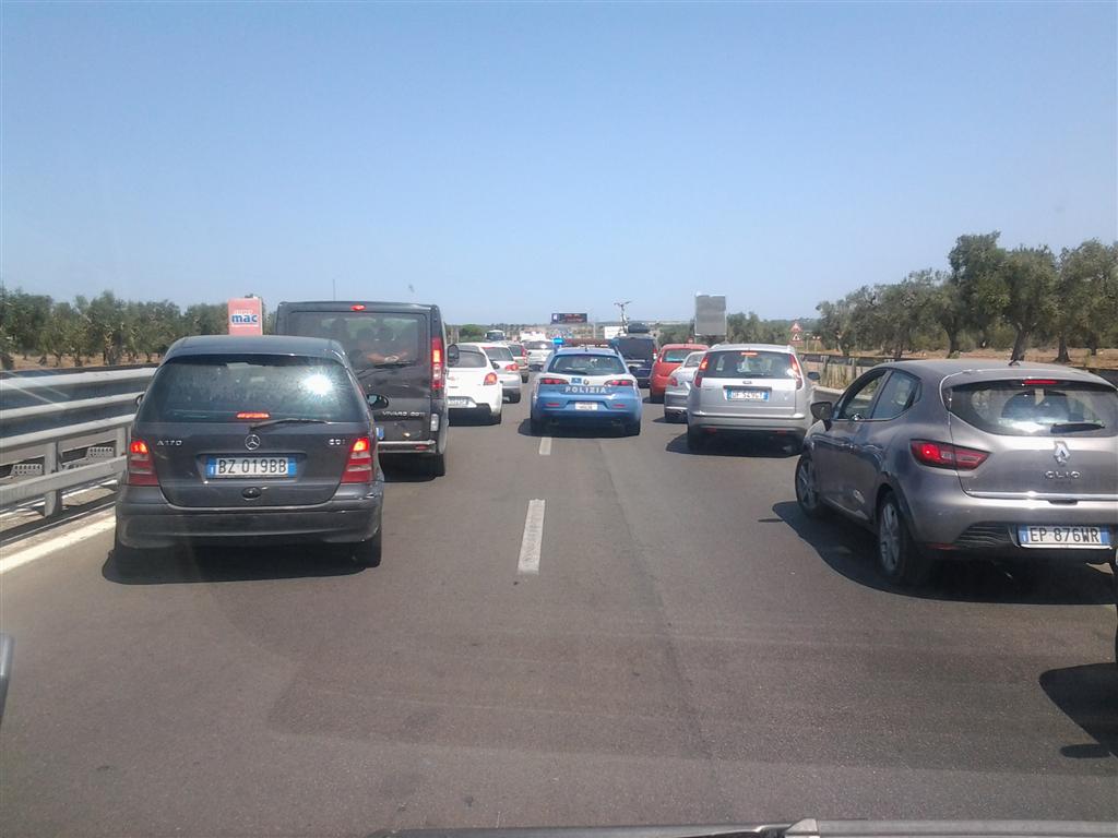 Ambulanza di Galatina bloccata sulla Lecce-Gallipoli viene scortata da una Volante fino al 'Fazzi' Ambulanza di Galatina bloccata sulla Lecce-Gallipoli viene scortata da una Volante fino al 'Fazzi'