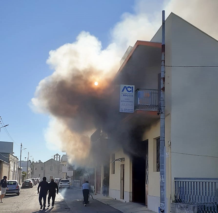 In fiamme un mezzo del soccorso Aci, paura in via dei Platani a Galatina In fiamme un mezzo del soccorso Aci, paura in via dei Platani a Galatina