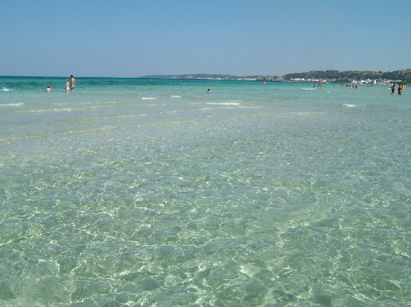 Fa il bagno e si sente male. Muore turista inglese Fa il bagno e si sente male. Muore turista inglese