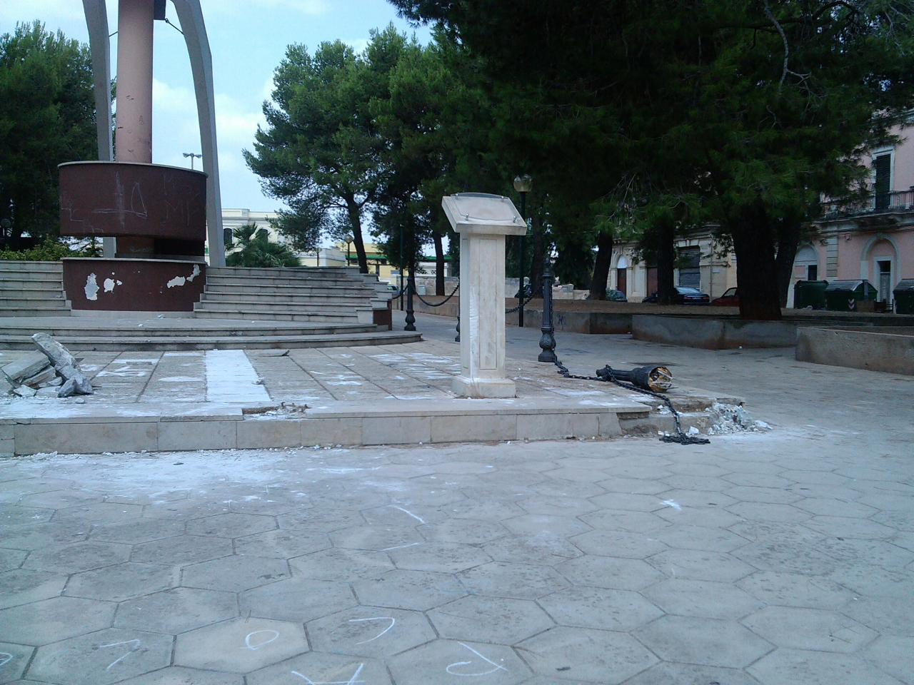 Pericoli e degrado nel piazzale della Stazione. Nessuno vede?