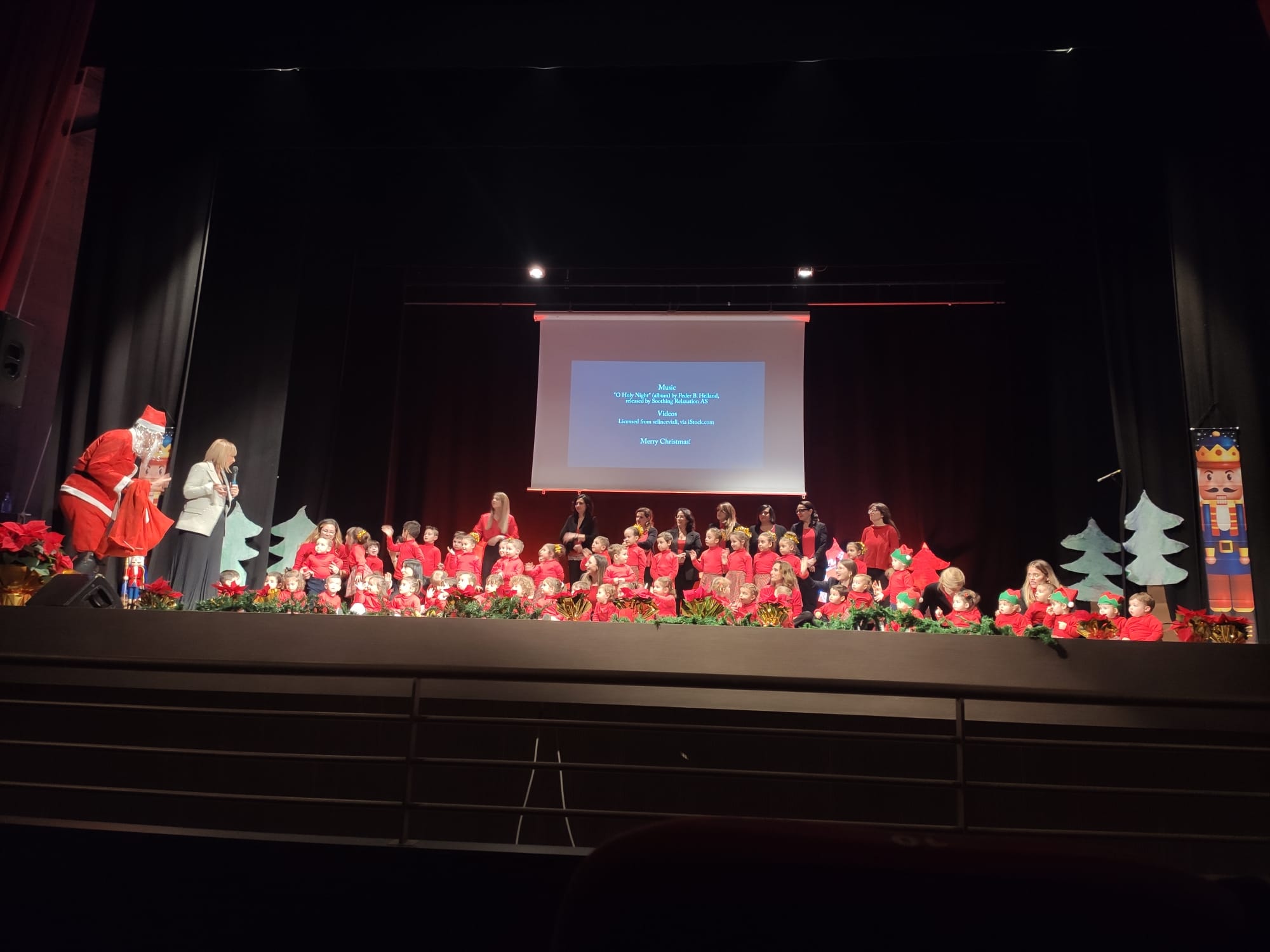"Gli aiutanti di Babbo Natale" sul palcoscenico del Cavallino Bianco di Galatina "Gli aiutanti di Babbo Natale" sul palcoscenico del Cavallino Bianco di Galatina