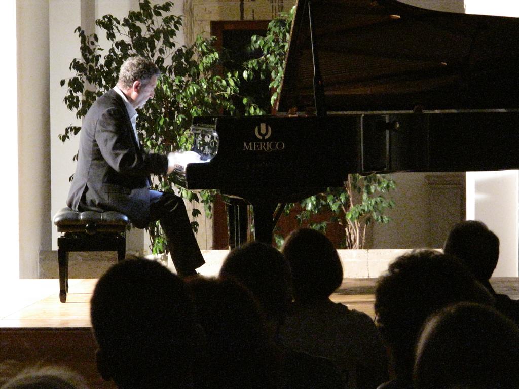 Il Chiostro incantato dalle note di Lo Cicero