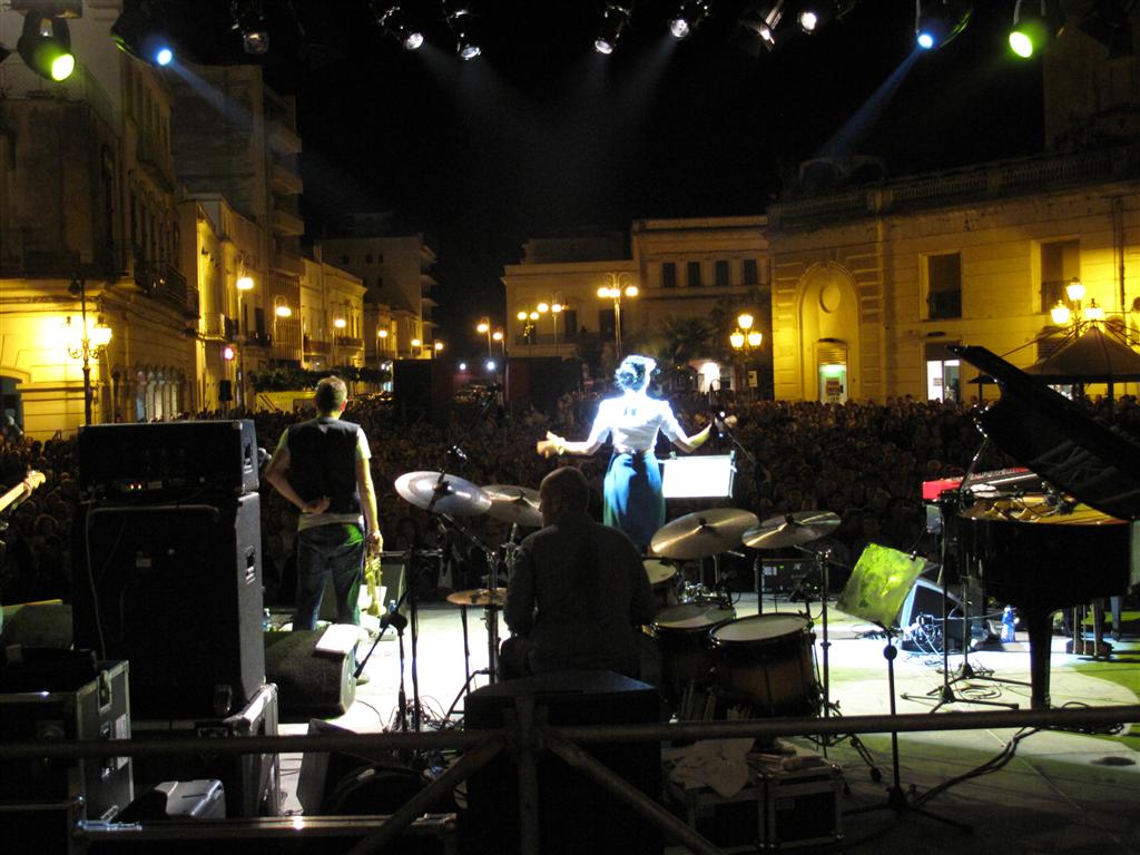 Esauriti i biglietti per Jannacci. Polemiche su certi politici che sgomitano per stare nelle prime file