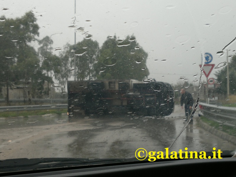 Un furgone si ribalta sulla via di Corigliano. Si aprono due buche in via Cesira pozzolini a Galatina