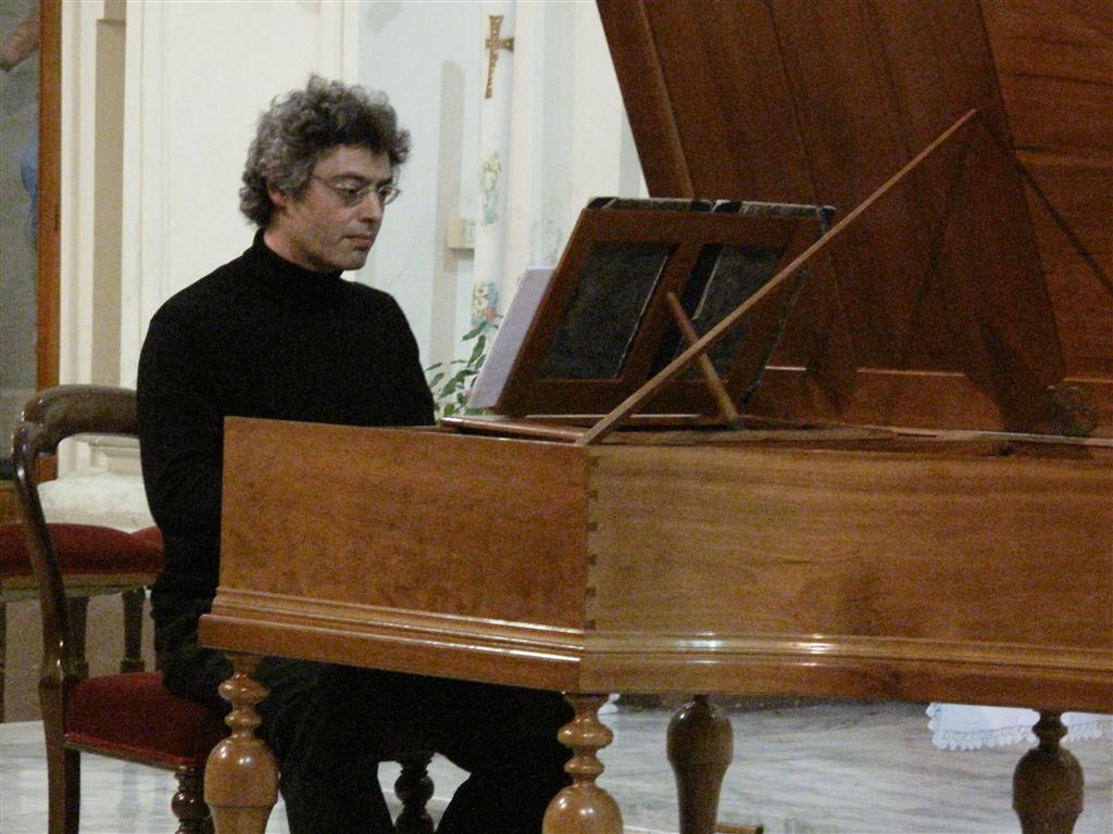 Il viaggio nel passato con il clavicembalo di Michele Benuzzi. 'I Concerti del Chiostro' riescono sempre a stupire