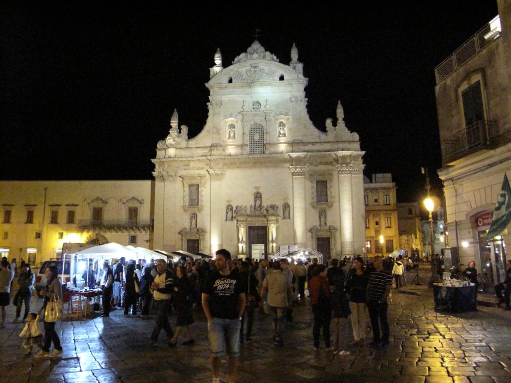 I fischietti riempiono piazza San Pietro