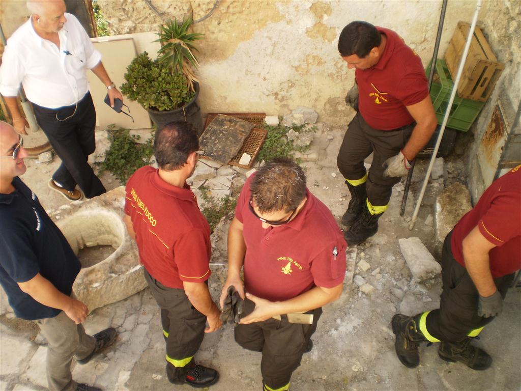Un gatto cade in un pozzo accanto alla Basilica, vani i tentativi di raggiungerlo