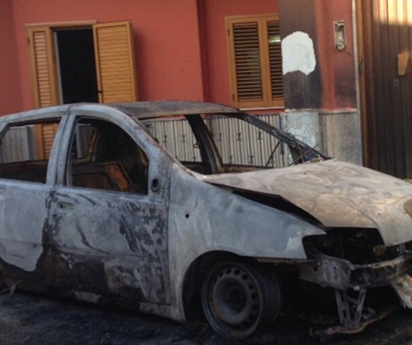 Va a fuoco un'auto, paura nella notte a Copertino Va a fuoco un'auto, paura nella notte a Copertino
