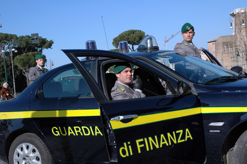 Un'intera famiglia avrebbe evaso il fisco. Il padre rischia fino a tre anni di reclusione Un'intera famiglia avrebbe evaso il fisco. Il padre rischia fino a tre anni di reclusione