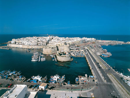 Da Milano a Gallipoli per affittare via internet case inesistenti, denunciate sei persone