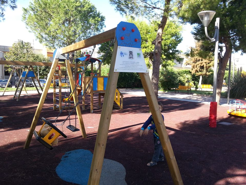 Un'altalena 'fatta' con i tappi