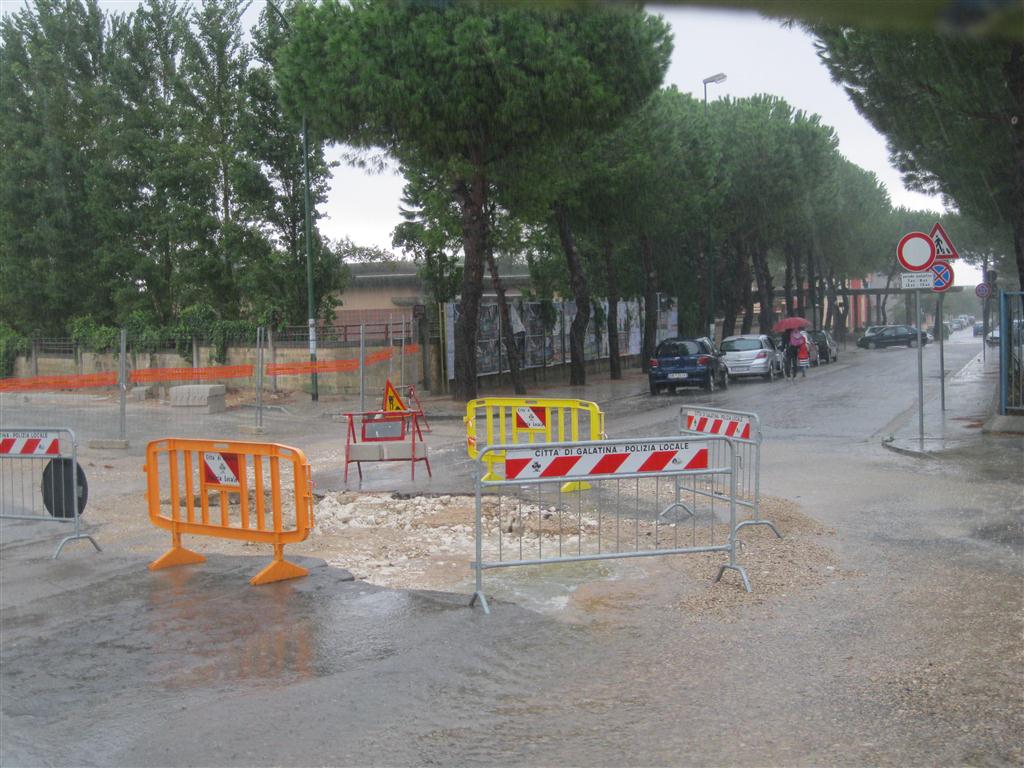 Attraversamento a raso della tangenziale davanti al Polo 2? Nessuno ha dato disposizioni all'impresa