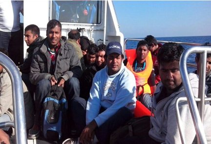 Salvati diciassette migranti al largo di Leuca Salvati diciassette migranti al largo di Leuca