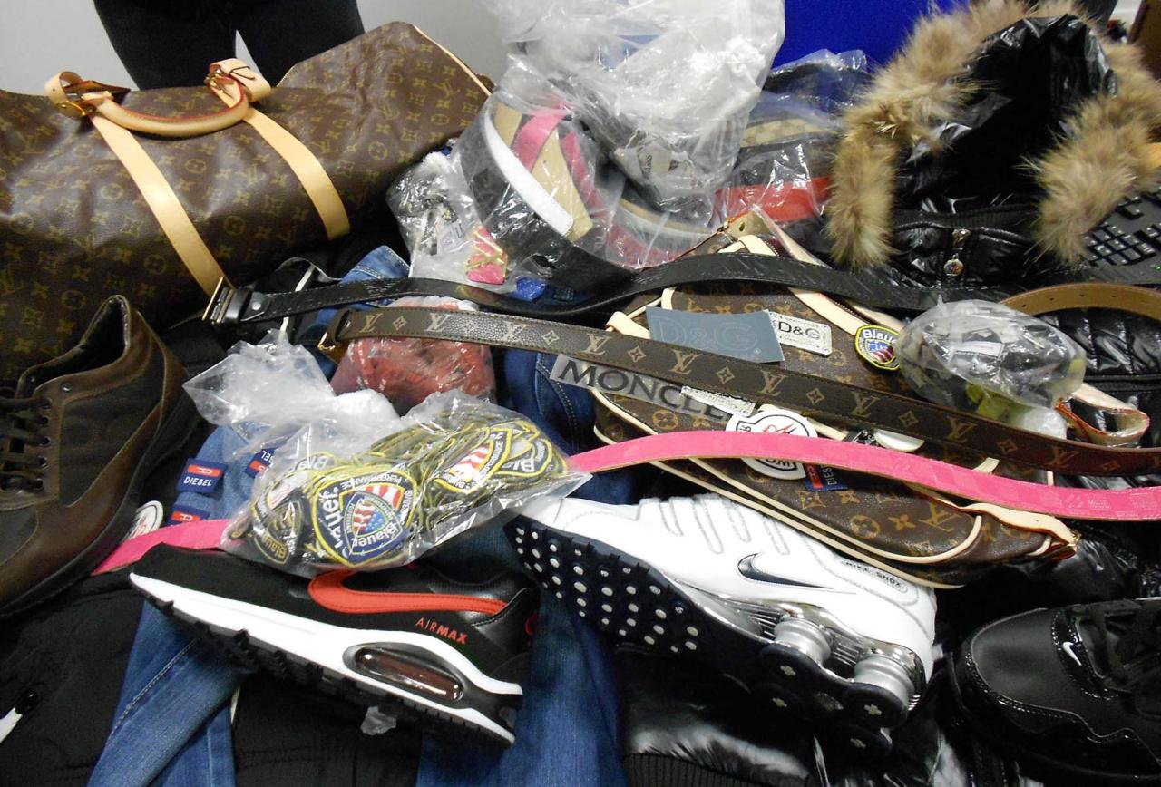 I Vigili sequestrano merce contraffatta al Quartiere fieristico. I venditori si danno alla fuga