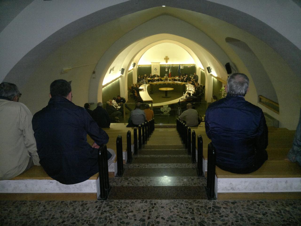 In un'aula vuota di pubblico passa in Consiglio comunale il bilancio di previsione 2013 In un'aula vuota di pubblico passa in Consiglio comunale il bilancio di previsione 2013