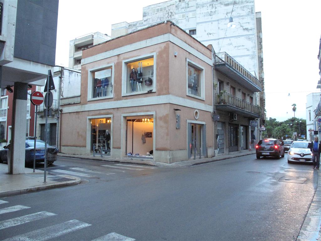 Vetrina sfondata e furto nella notte a 'Corso Porta Luce 31'. Lo sconforto dei titolari