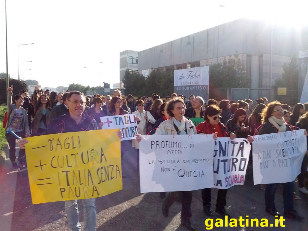 'Profumo di beffa, la scuola che vogliamo non è questa'. In corso a Galatina la manifestazione di studenti e docenti