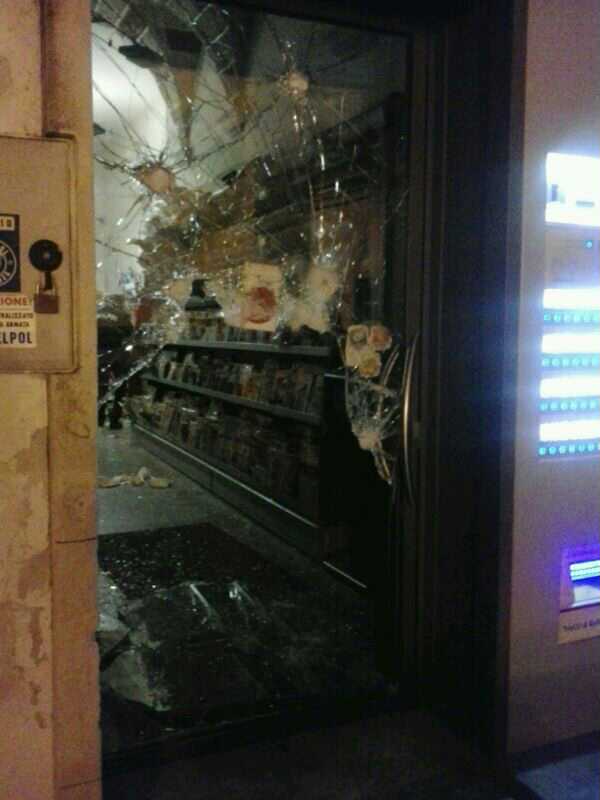 Con una mazza ferrata contro il tabacchino, furto nella notte