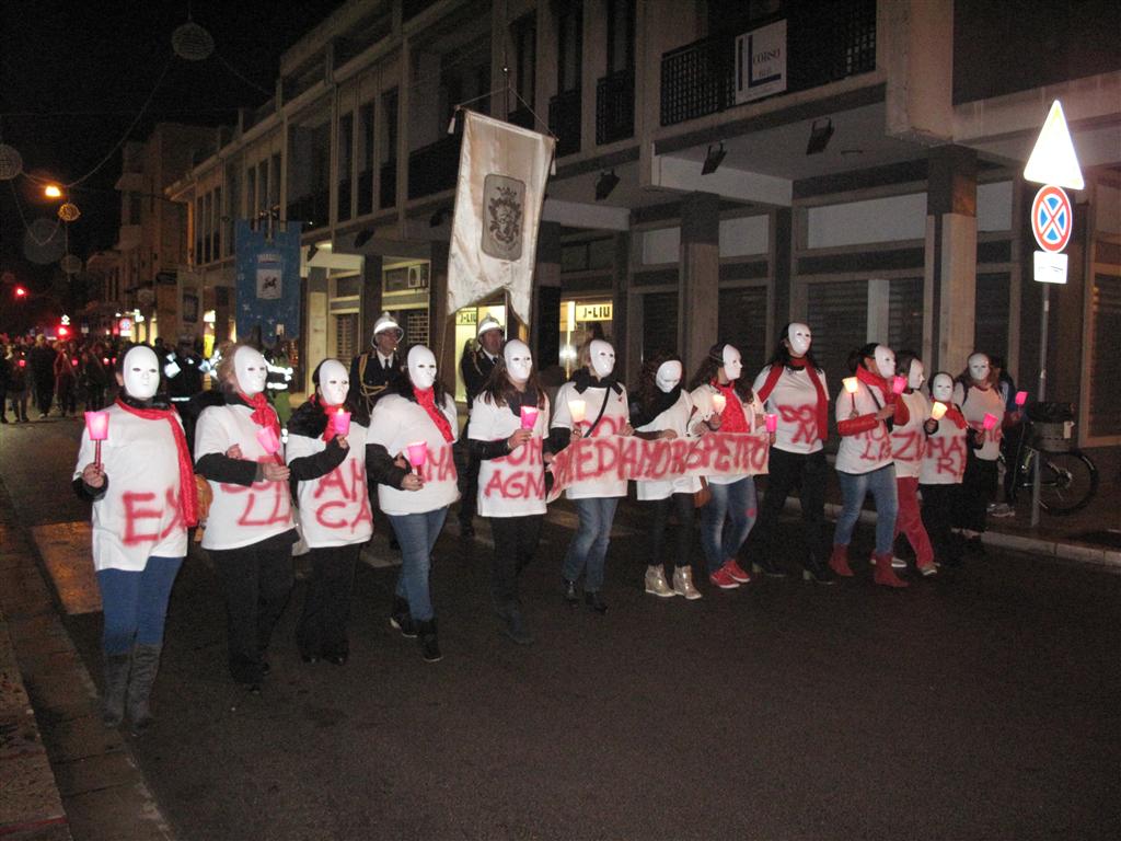 Rosso, il colore della lotta. Contro la violenza.