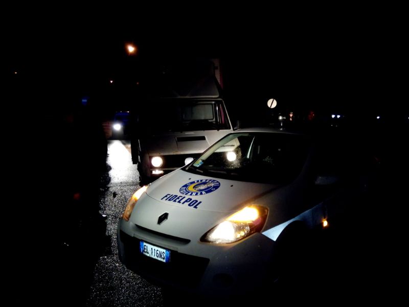 Si spaventano e abbandonano un furgone carico di pannelli fotovoltaici, probabilmente rubati