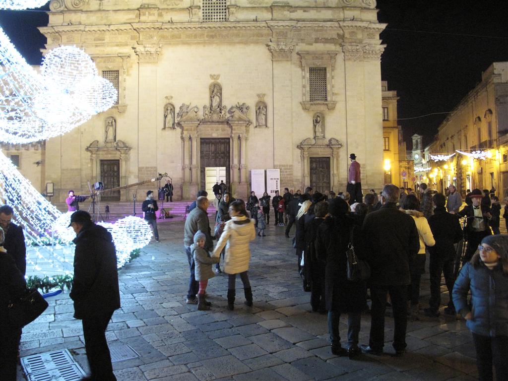 Centinaia di persone nel centro storico chiuso ed animato