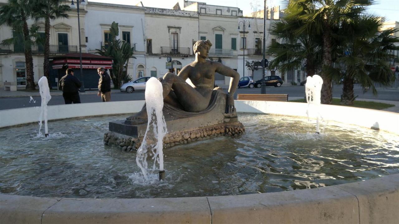 &quot;Babbo Natale esiste ed io lo so&quot;. L'acqua è tornata nella fontana della 'Lampada senza luce' 