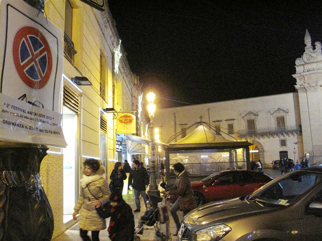 Pulizia delle strade impossibile con le auto parcheggiate ai lati. Con chi vogliamo prendercela?