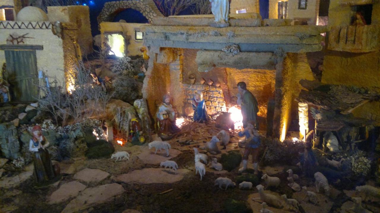 Oggi ultimo giorno del mercatino di Natale. I presepi in gara fino alla Befana Oggi ultimo giorno del mercatino di Natale. I presepi in gara fino alla Befana
