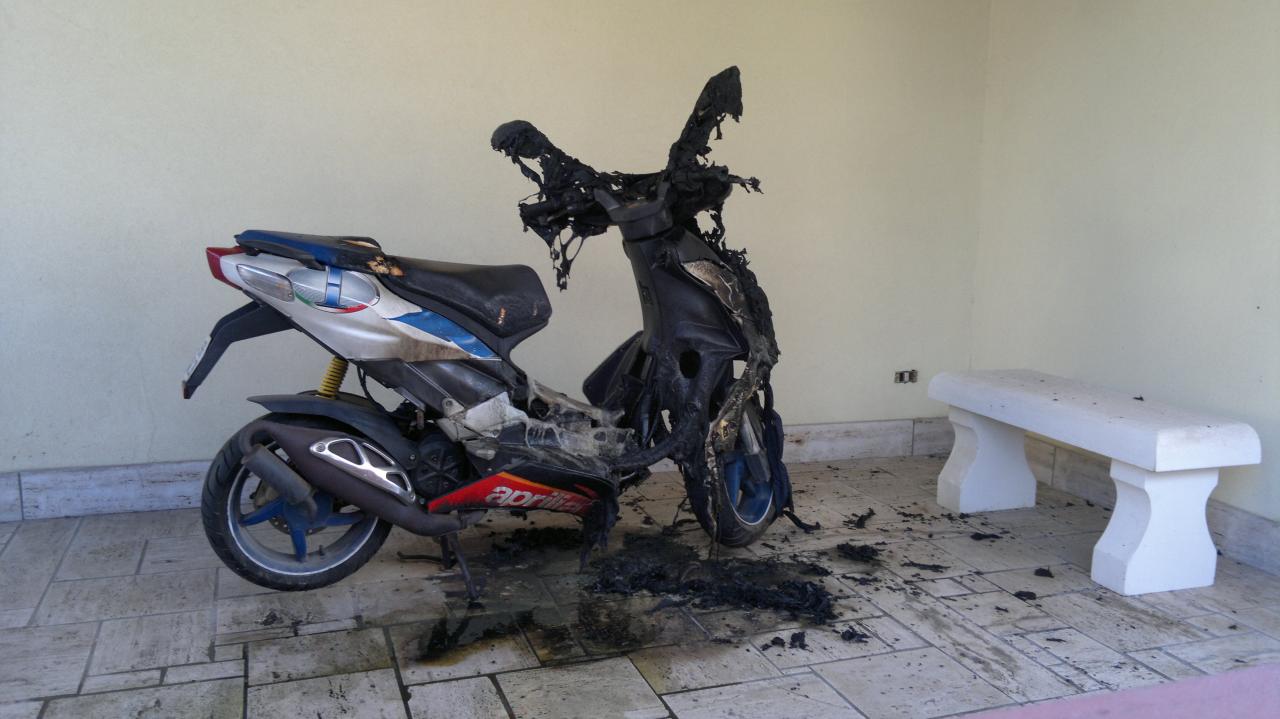 A fuoco nella notte lo scooter parcheggiato davanti all'ingresso di casa di un imprenditore galatinese