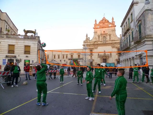 Piazza San Pietro bianco-verde per un pomeriggio Piazza San Pietro bianco-verde per un pomeriggio