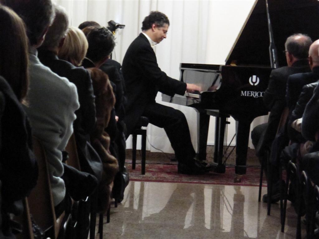 Gli auguri alla Città con le entusiasmanti note di Lionel Morales