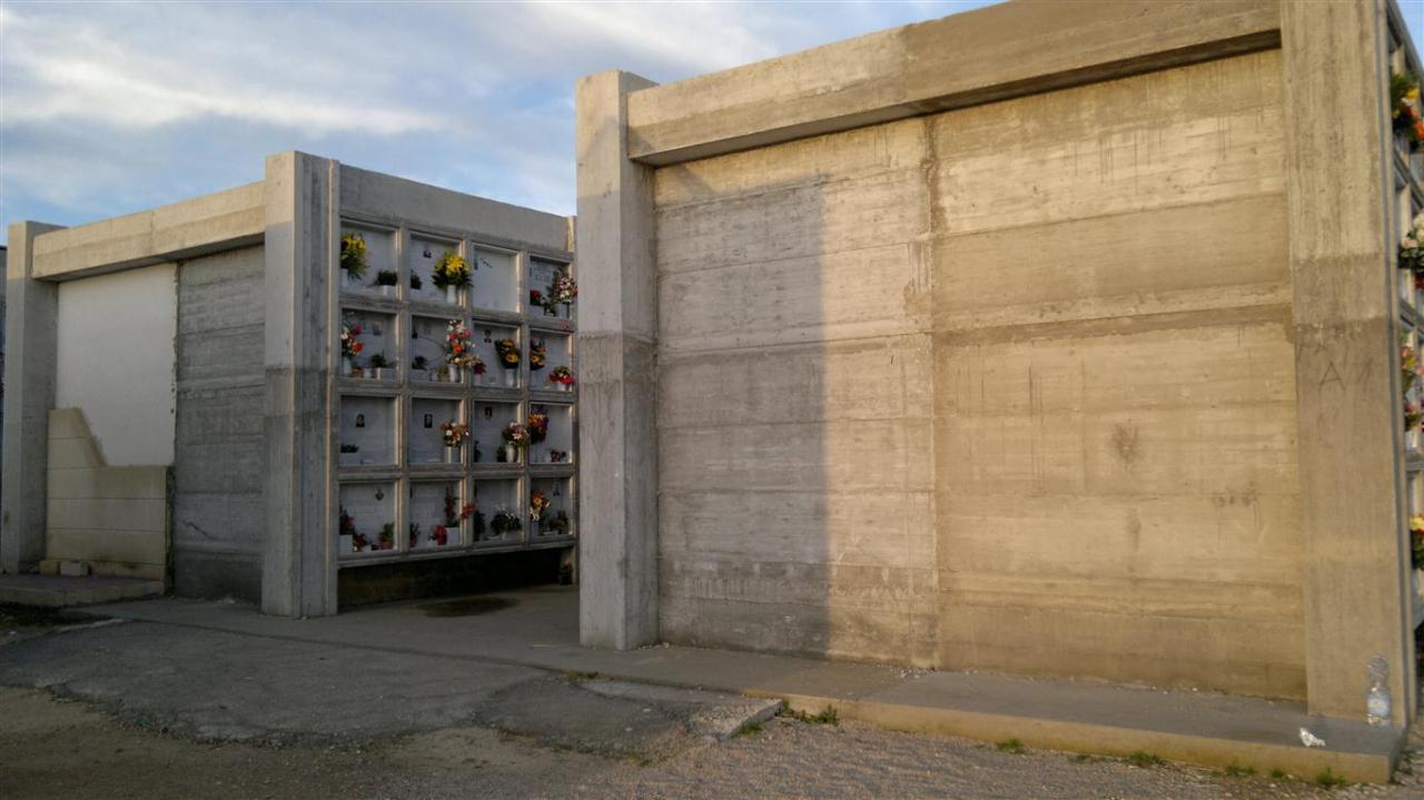 &quot;Fatti i loculi penseremo ai tetti&quot;. &quot;Nelle prossime settimane illumineremo le zone buie della città&quot;