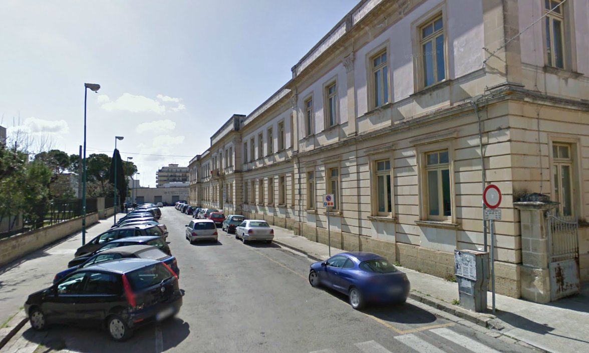 Quell'autostrada pomeridiana davanti alla scuola di piazza Cesari. Dove sono i Vigili? Quell'autostrada pomeridiana davanti alla scuola di piazza Cesari. Dove sono i Vigili?