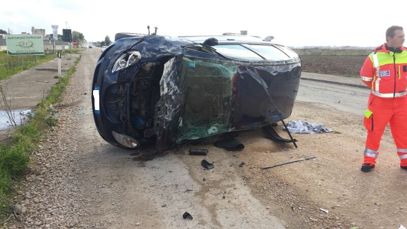 Giovane nohana esce indenne dalla sua auto che si capovolge sulla Galatina - Lecce