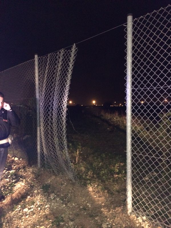 Tagliano la rete e rubano i cavi. L'intervento di un agente costringe i ladri alla fuga Tagliano la rete e rubano i cavi. L'intervento di un agente costringe i ladri alla fuga