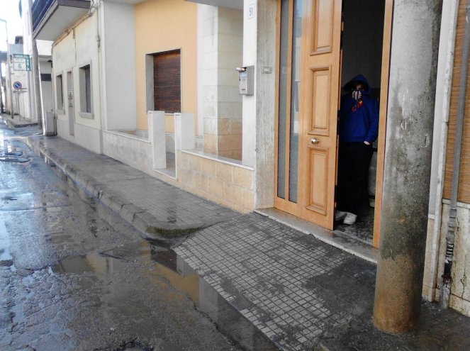 "Via Val d'Aosta viene invasa dai liquami e nessuno si preoccupa di igienizzare la zona"